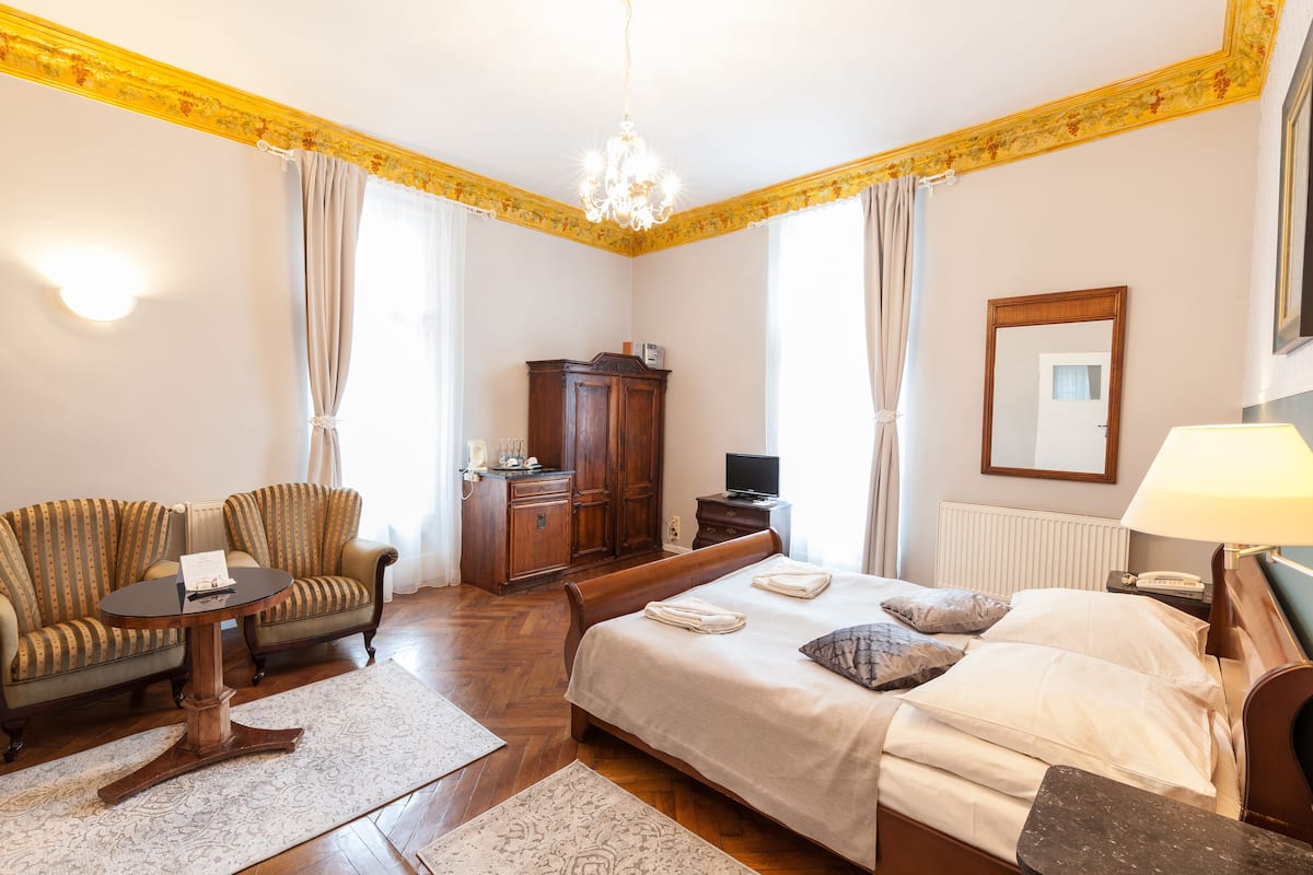 Deluxe Tek Büyük veya İki Ayrı Yataklı Oda | Anti alerjik yatak takımı, odada kasa, ütü/ütü masası