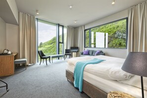 华丽客房, 1 张特大床 | 客房内保险箱、办公桌、免费 WiFi