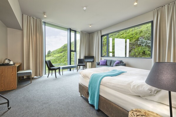 King Deluxe Room | In-room safe, desk, free WiFi