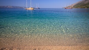 A clear coastal view with boats on the water and a rocky shoreline. - Hotel Marul (Split)