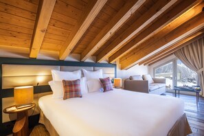 Penthouse, accessible aux personnes à mobilité réduite, vue montagne | 1 chambre, literie de qualité supérieure, minibar, bureau