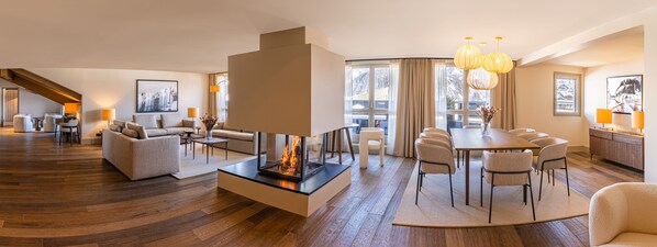 Penthouse, vue montagne | Coin séjour | Télévision à écran plat de 100 cm avec chaînes par câble, télévision