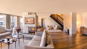 Un salon moderne avec une cheminée, un canapé et un coin bar.