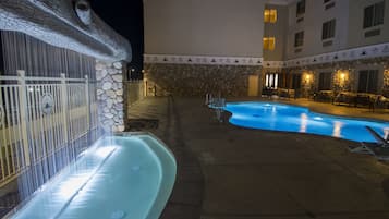 Una piscina al aire libre (de 06:00 a 23:00), sombrillas, tumbonas