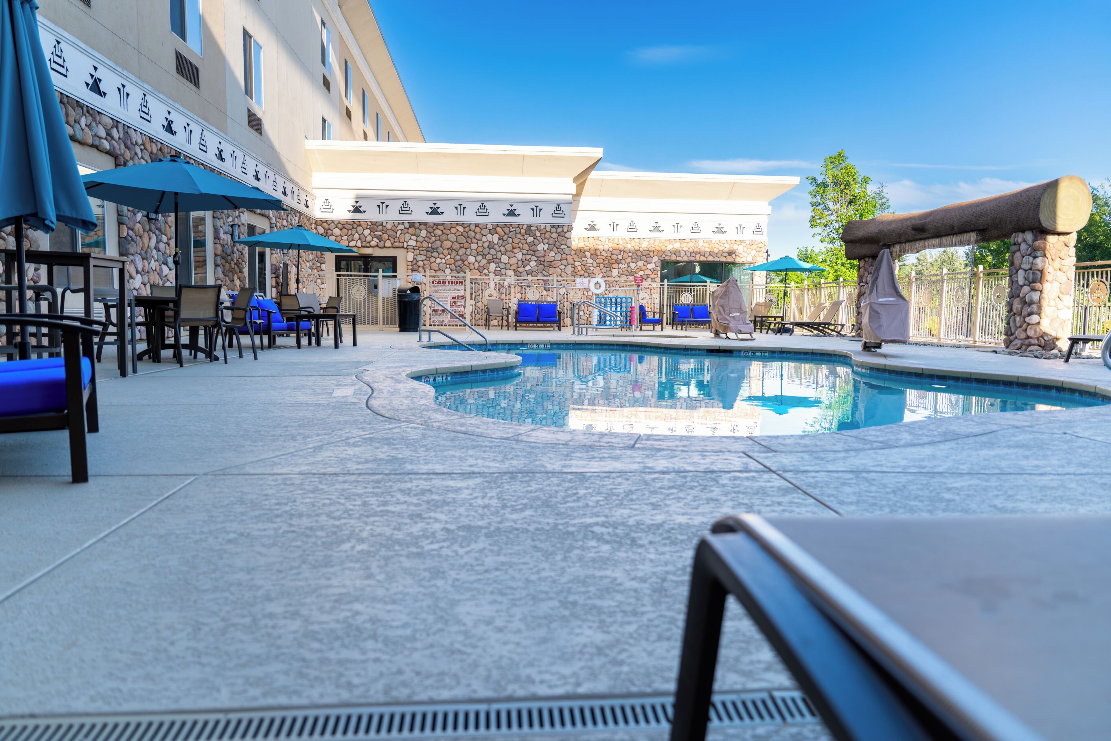 Piscina externa, funciona das 6h às 23h, guarda-sóis, espreguiçadeiras