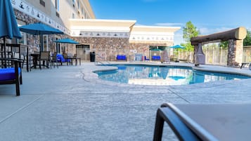 Piscina externa, funciona das 6h às 23h, guarda-sóis, espreguiçadeiras