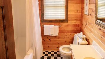 Chambre | Salle de bain | Baignoire et douche séparées, séchoir à cheveux, serviettes fournies