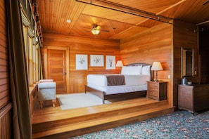 King Suite | Bộ đồ giường cao cấp, trang trí khác biệt, bàn ủi/dụng cụ ủi quần áo