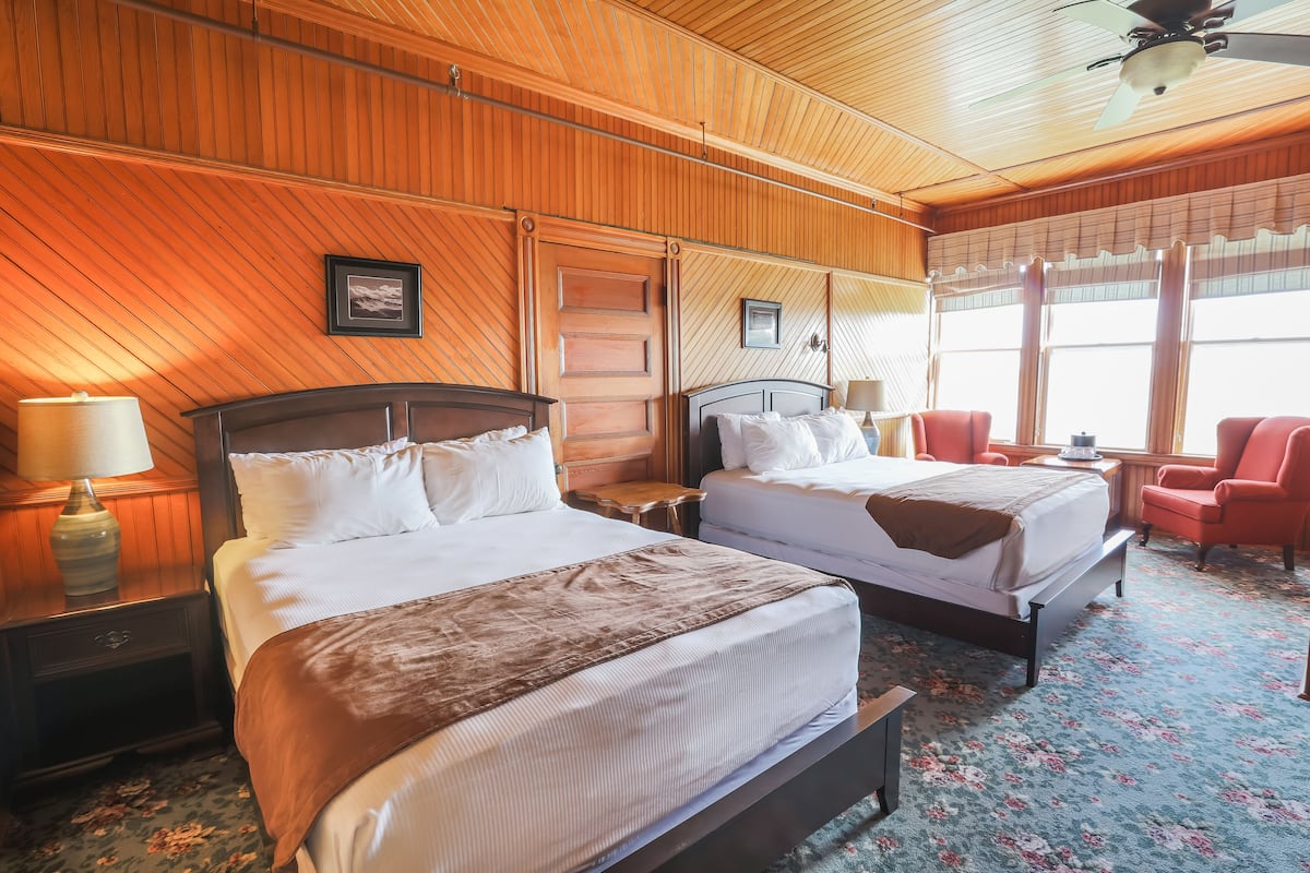 Room with 2 Queen Beds and View | Luxe beddengoed, individueel gedecoreerd, een strijkplank/strijkijzer