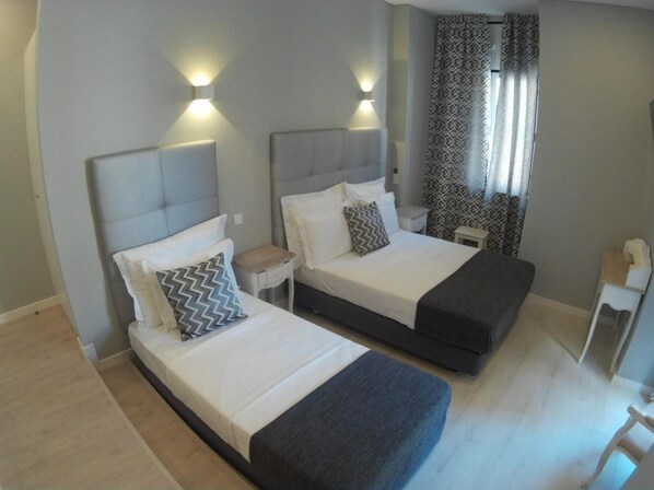 Blackout drapes, soundproofing, free WiFi, bed sheets - Pensao Estacao Central (Lisbon)