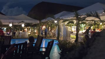 Phục vụ bữa trưa và bữa tối