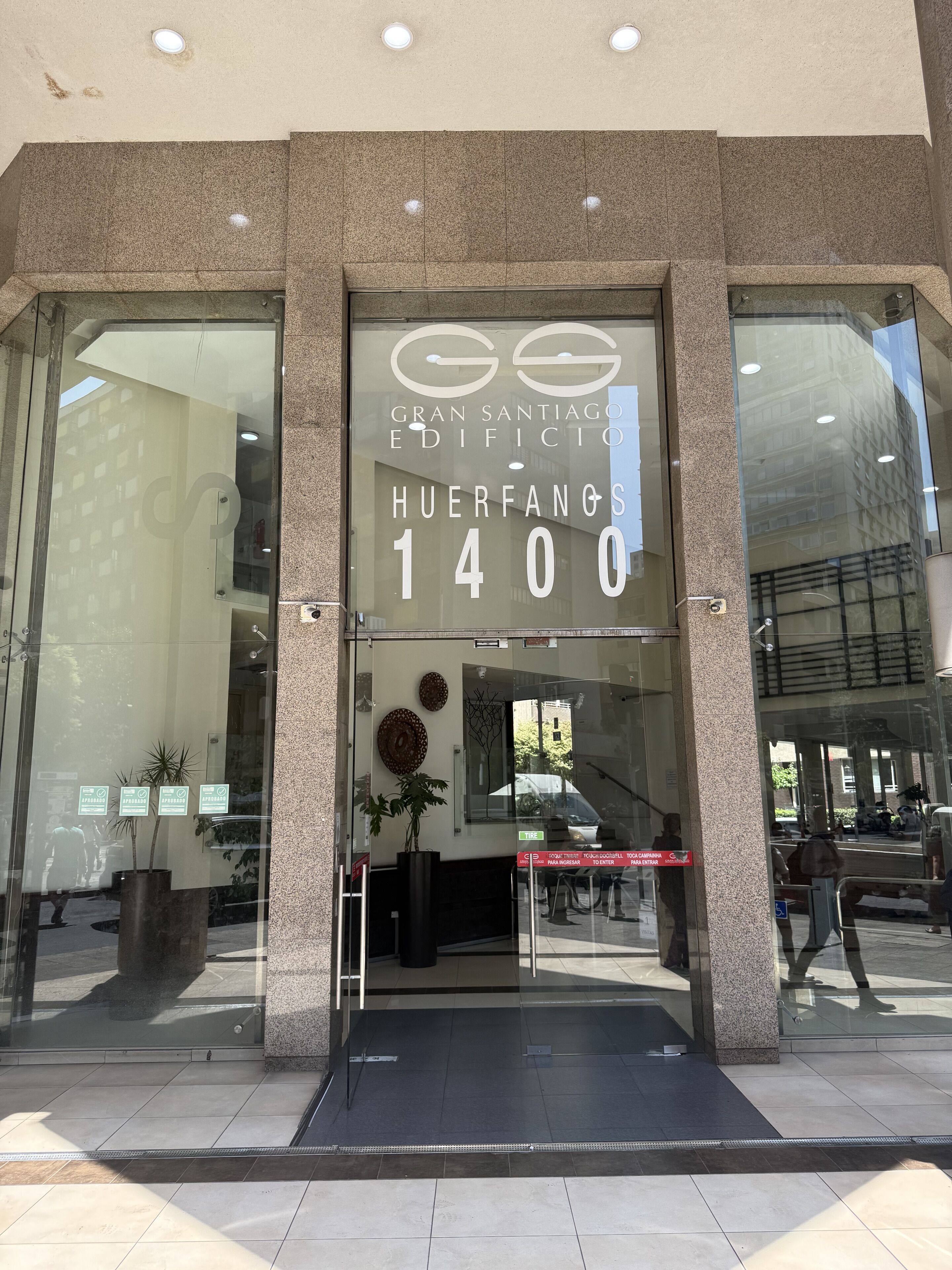 L’entrée d’un immeuble, avec une plaque indiquant : « Gran Santiago, immeuble Huerfandos 1400 ».