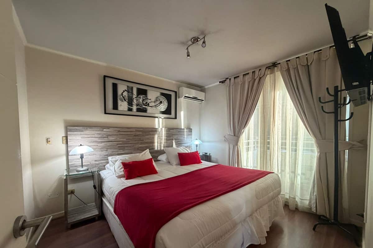 Departamento | Edredón, caja de seguridad en la habitación y muebles diferentes