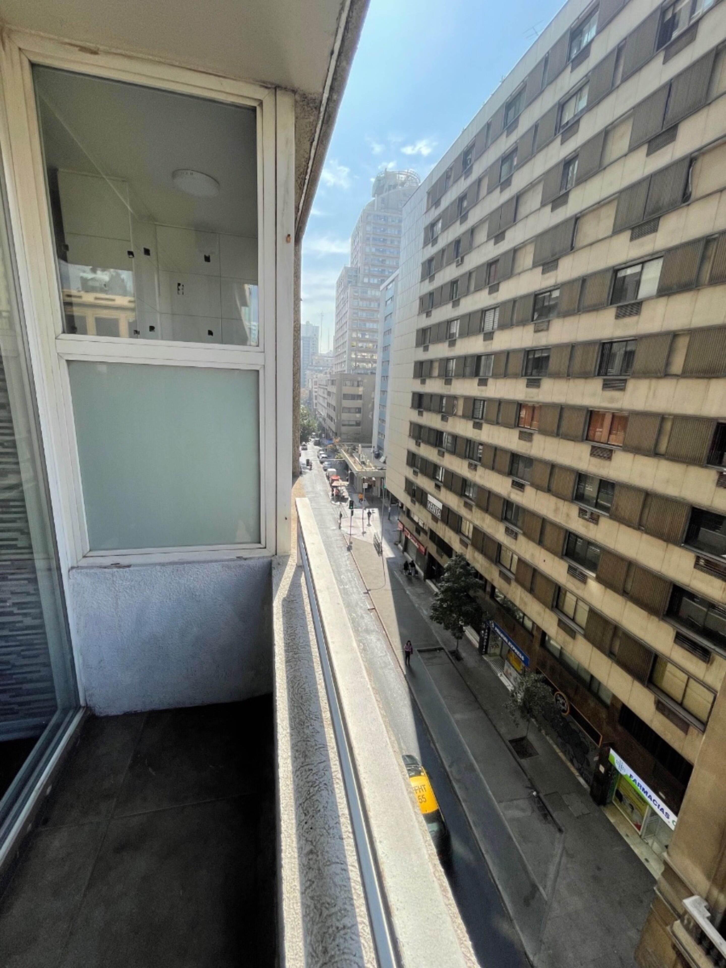 Un edificio alto con varios pisos y balcones.
