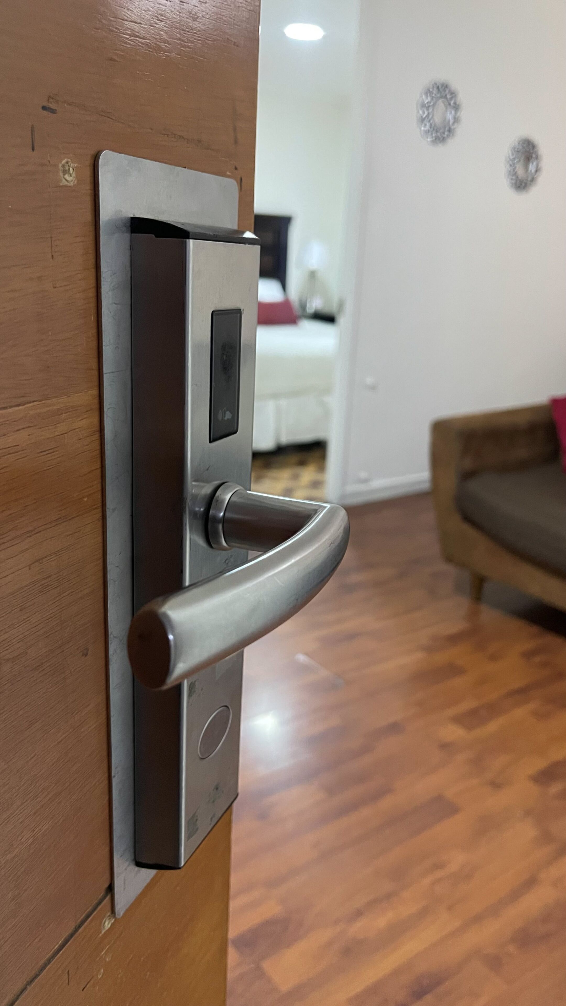 Una puerta moderna con cerradura digital e inclusión para llave.