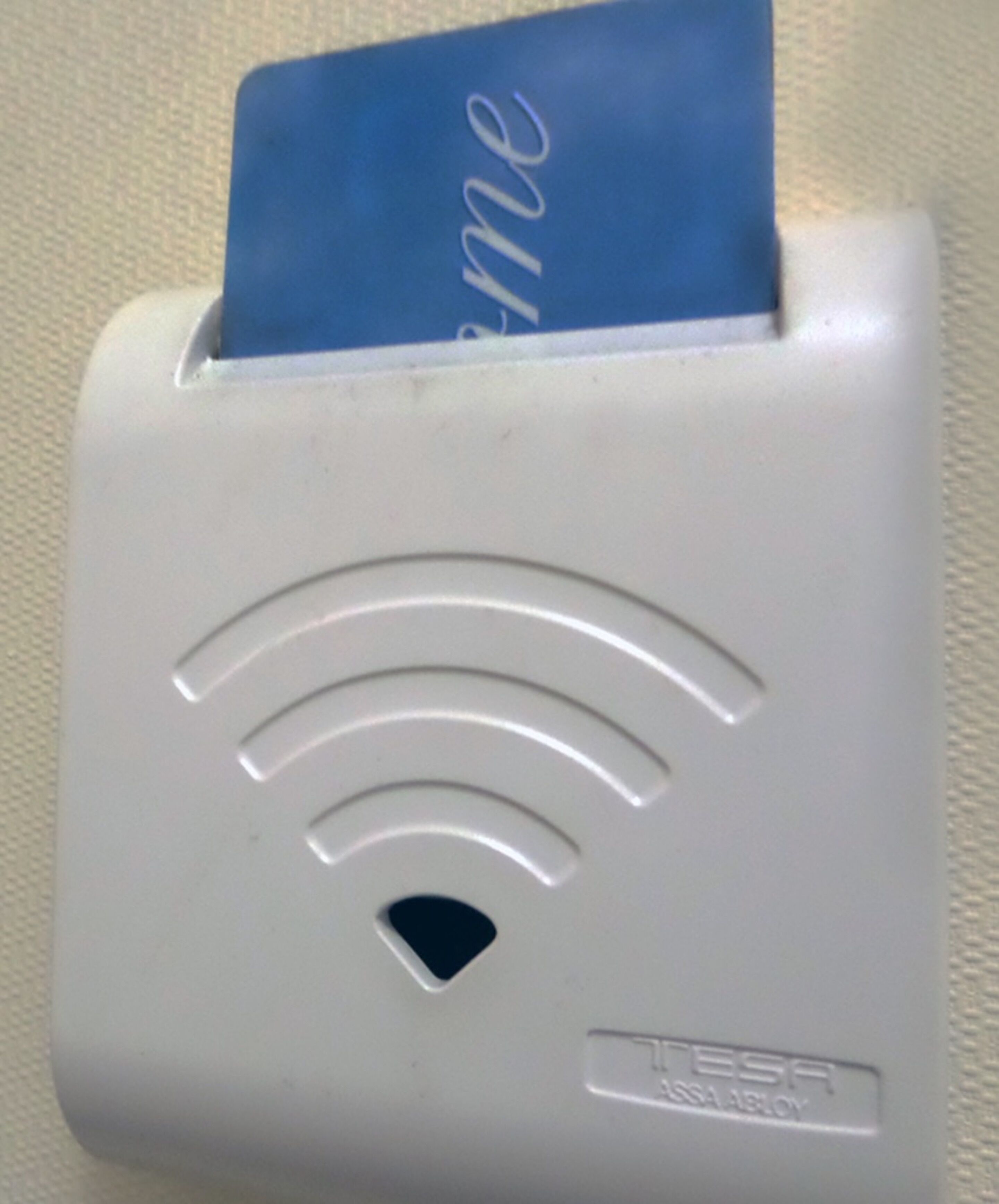 Un dispositivo blanco con una tarjeta azul insertada, que muestra un logotipo y texto.
