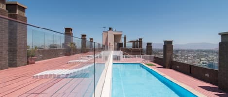 Una piscina al aire libre de temporada