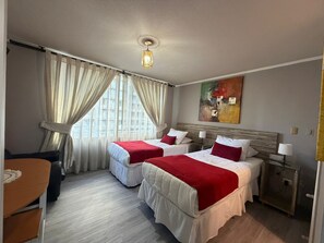 Studio, 2 lits jumeaux | Literie de qualité, couette en duvet, lit avec matelas à plateau-coussin