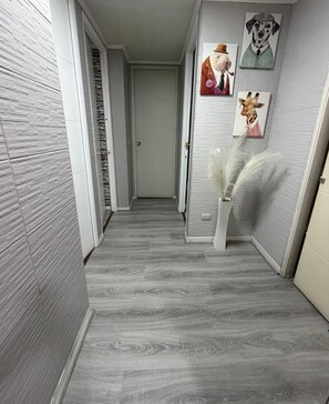 Apartamento, 3 habitaciones | Zona de estar | Televisión LCD de 42 pulgadas con canales por cable, una televisión