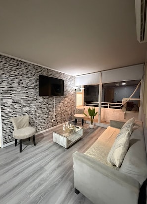 Appartement Familial | Coin séjour | Télévision LCD de 42 pouces avec chaînes par câble, télévision, Netflix