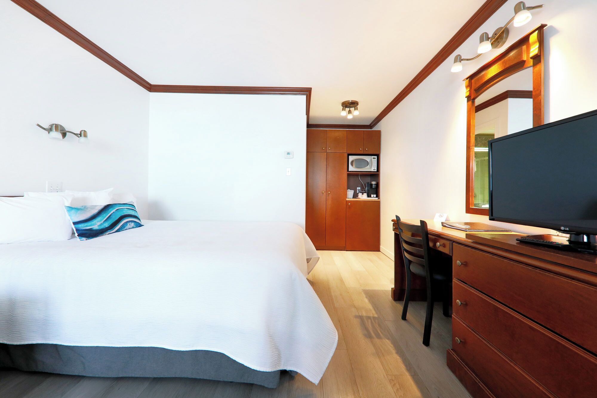 Rom – deluxe, 2 dobbeltsenger, 1. etasje | Skrivebord, skrivebord for bærbar PC, blendingsgardiner og lydisolert