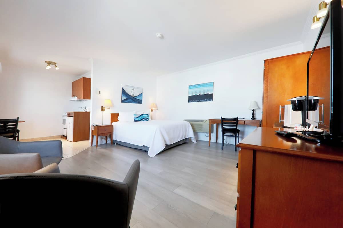 Comfort Room, 1 Queen Bed, Kitchen, Ground Floor | Desk, laptop workspace, blackout drapes, soundproofing