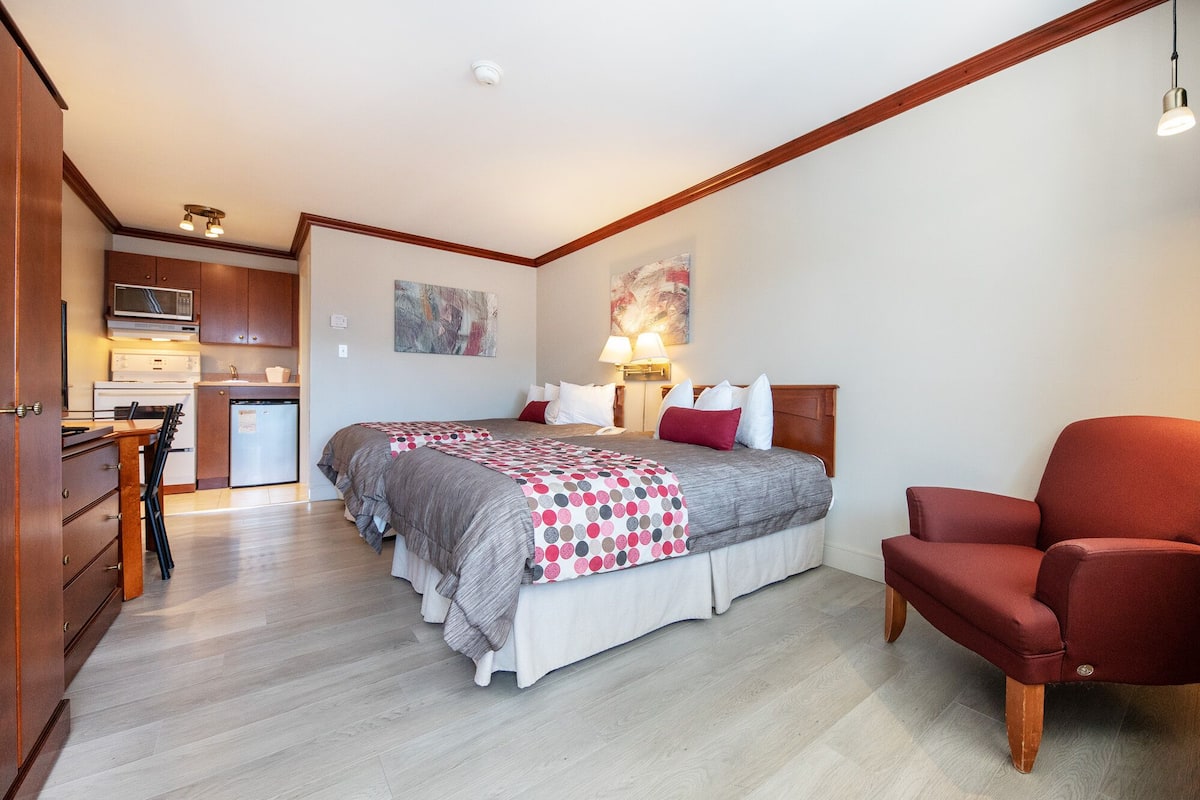 Deluxe kamer, 2 tweepersoonsbedden, op benedenverdieping | 1 slaapkamer, een bureau, een laptopwerkplek, verduisterende gordijnen