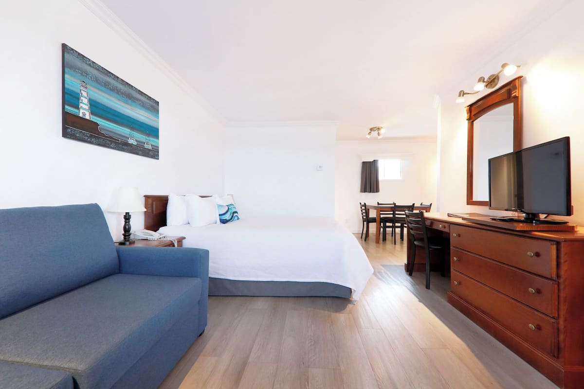 Familiesuite | Skrivebord, skrivebord for bærbar PC, blendingsgardiner og lydisolert