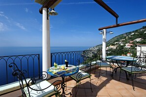 Outdoor dining - La Casa del Melograno (Furore)