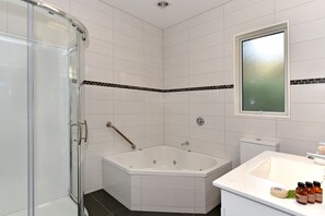 Kostenlose Toilettenartikel, Haartrockner, Fußbodenheizung (Badezimmer)
