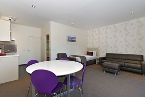 Superior-Apartment, 1 Schlafzimmer, Whirlpool, Bergblick | Wohnbereich | 32-Zoll-LCD-Fernseher mit Digitalempfang, Fernseher, iPod-Dockingstation