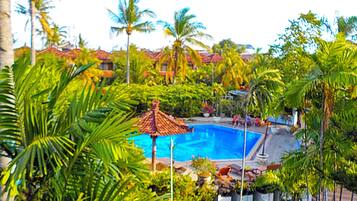 Kolam renang outdoor, dengan kursi berjemur