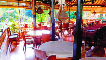 Melayani sarapan dan makan siang dengan pemandangan kolam renang