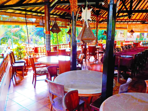 Serviço de café da manhã, almoço, jantar; vistas para a piscina