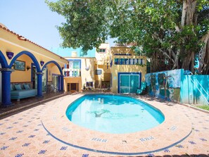 3 outdoor pools, pool umbrellas, pool loungers