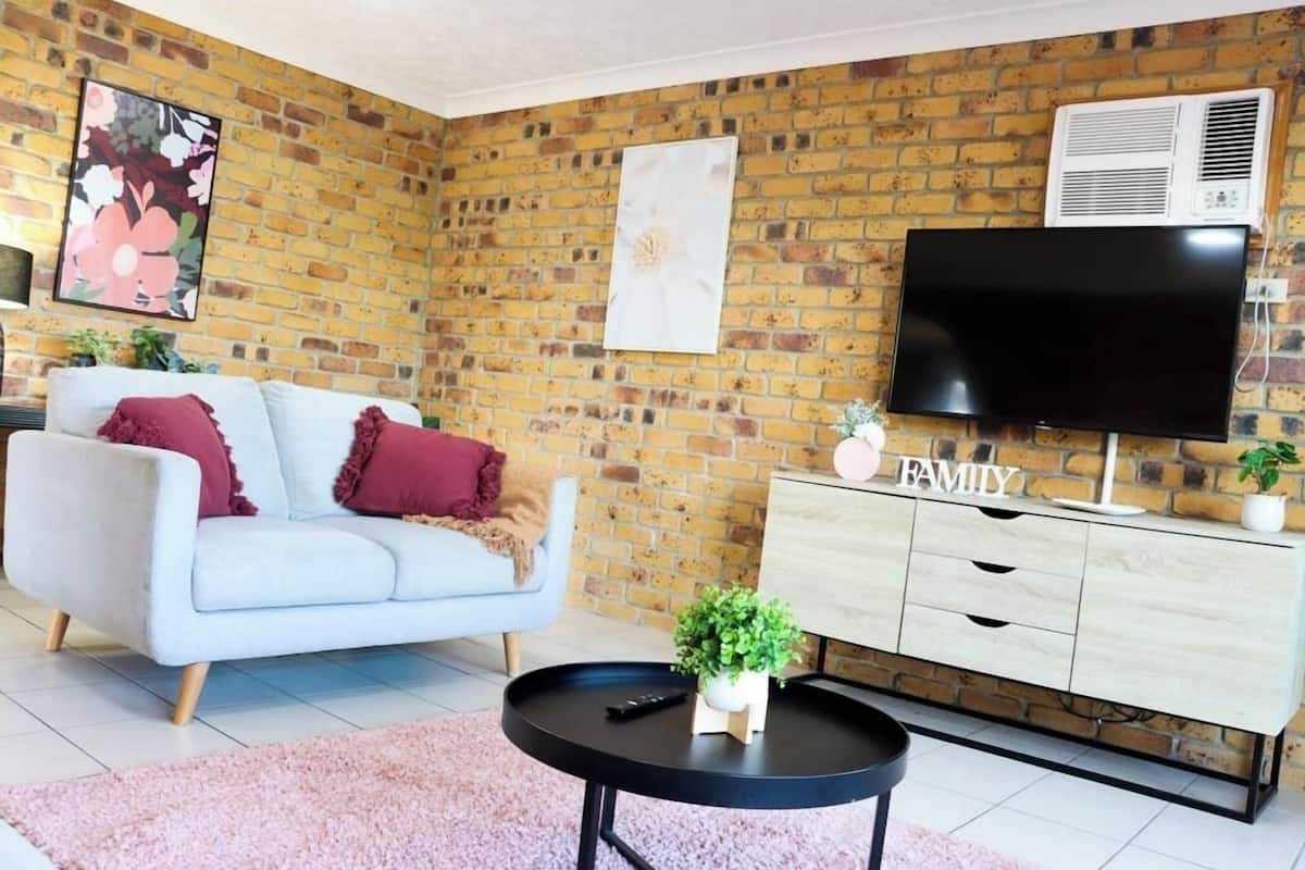 Executive Three-Bedroom Apartment | Woonruimte | Een 40-inch flatscreentelevisie met kabelzenders en een televisie