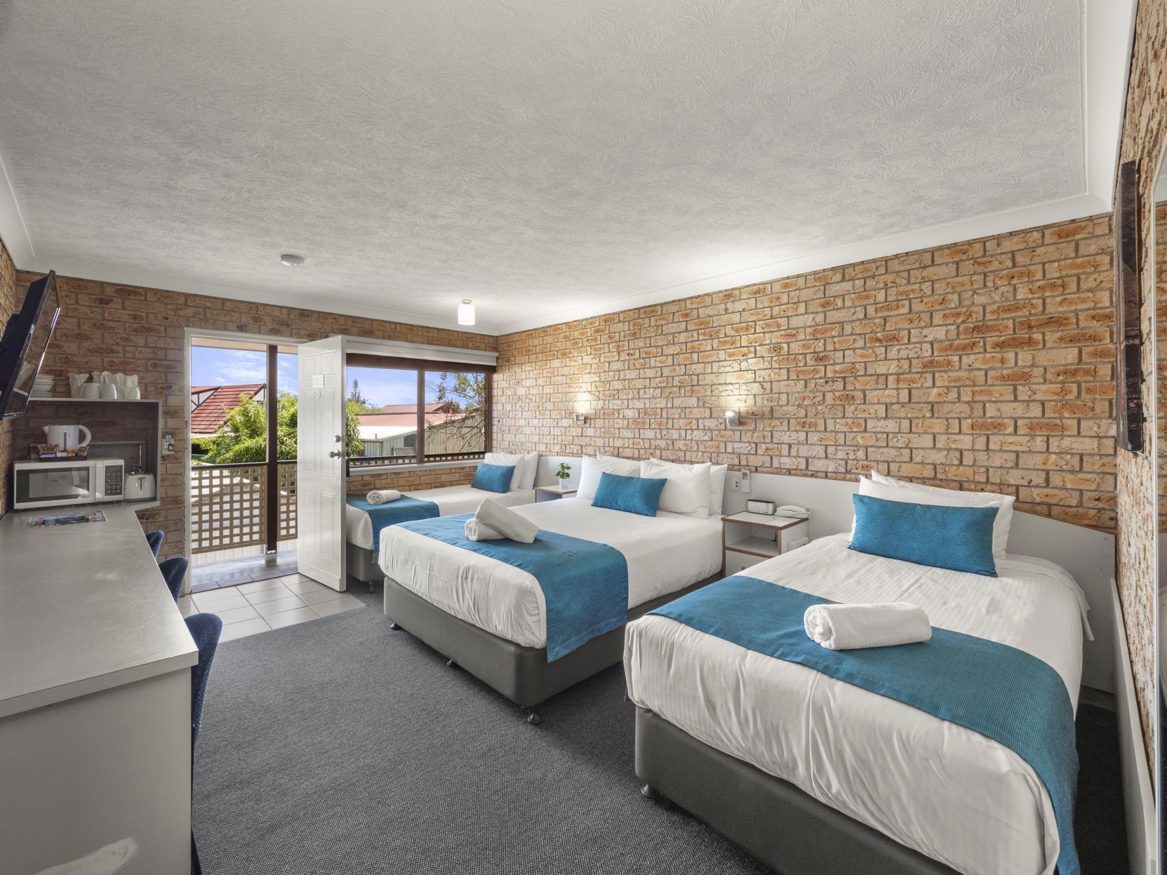 고급 침구, 필로우탑 침대, 미니바, 객실 내 금고