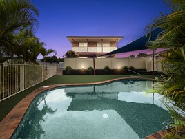 室外游泳池，07:00 至 20:00 开放，日光浴躺椅