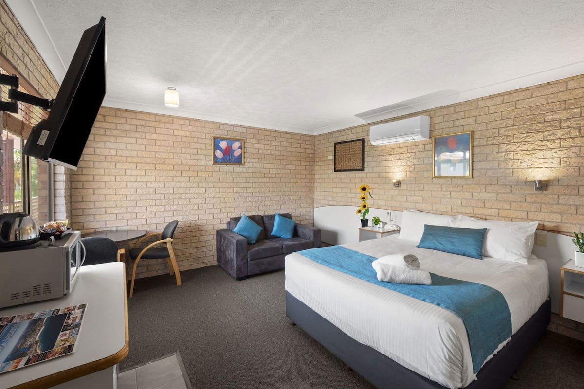 Premium bedding, pillow-top beds, minibar, in-room safe