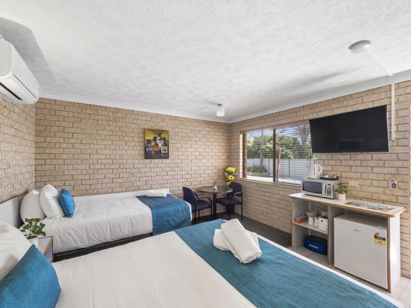 고급 침구, 필로우탑 침대, 미니바, 객실 내 금고