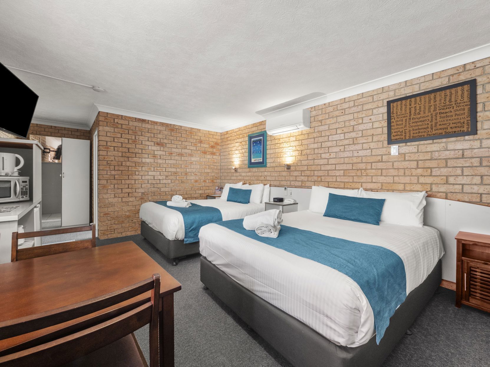 고급 침구, 필로우탑 침대, 미니바, 객실 내 금고