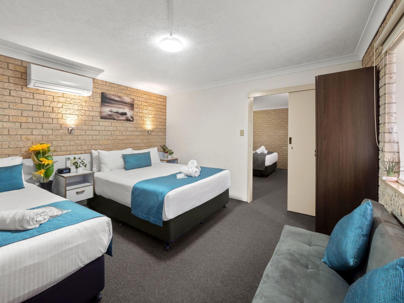 고급 침구, 필로우탑 침대, 미니바, 객실 내 금고