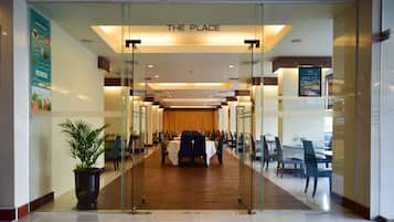 2 restaurantes; se sirve desayuno, almuerzo y cena; cocina internacional