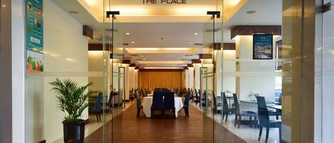 2 restaurants, breakfast, lunch, dinner served; international cuisine