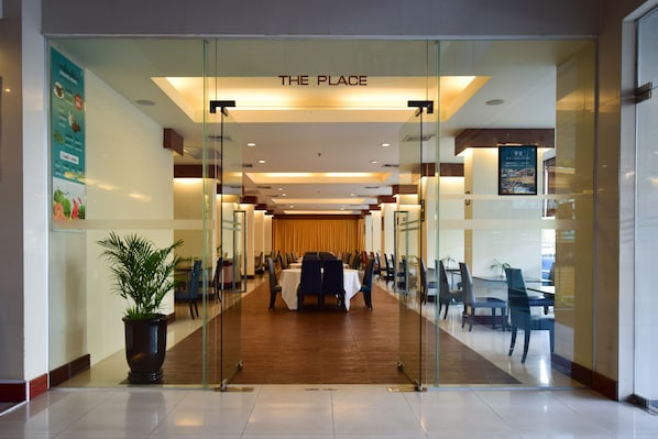 2 restaurantes; se sirve desayuno, almuerzo y cena; cocina internacional