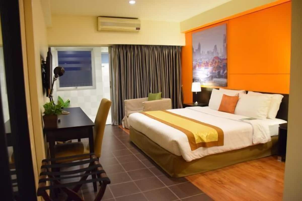 Mini-bar avec articles gratuits, coffres-forts dans les chambres, bureau