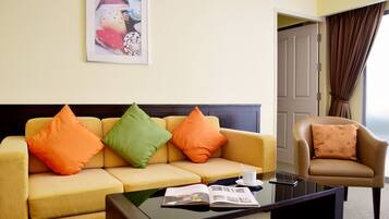 Artículos del minibar gratis y caja de seguridad en la habitación