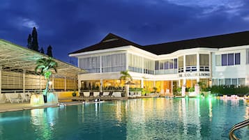 Outdoor pool, sun loungers