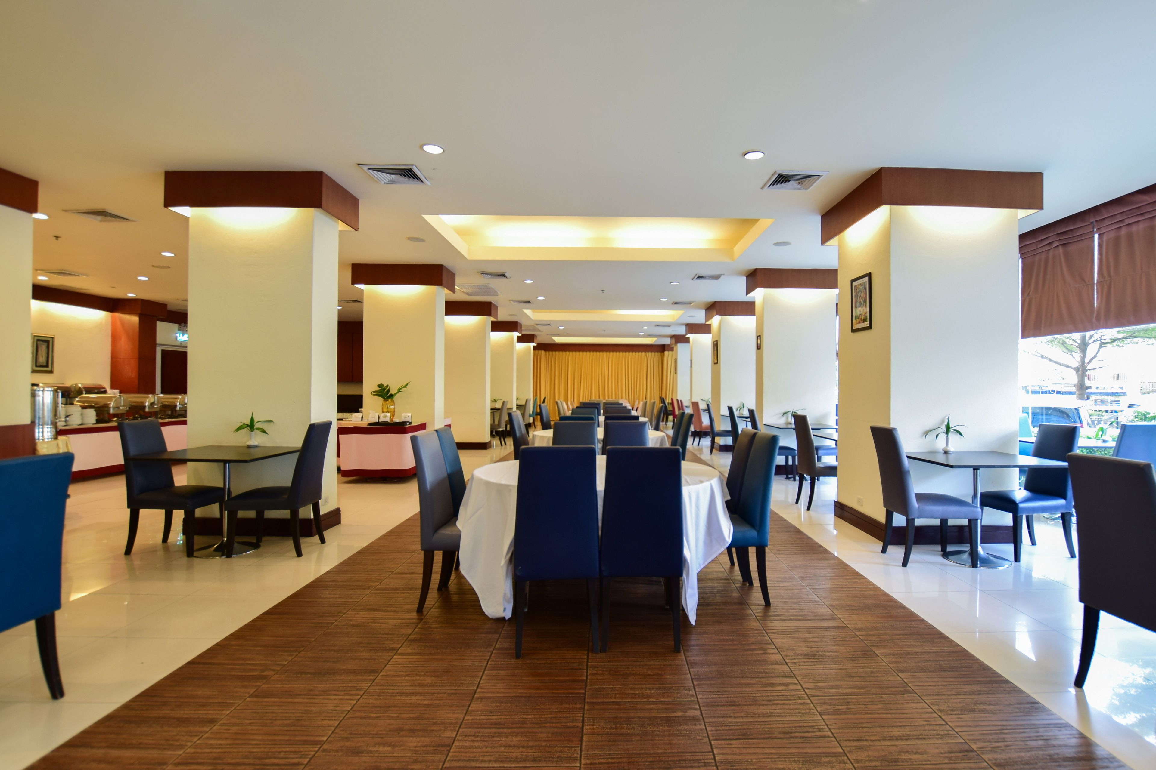 Se ofrece un desayuno bufé (300 THB por persona)