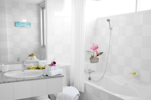 Habitación Deluxe | Baño | Ducha, artículos de higiene personal gratuitos y toallas
